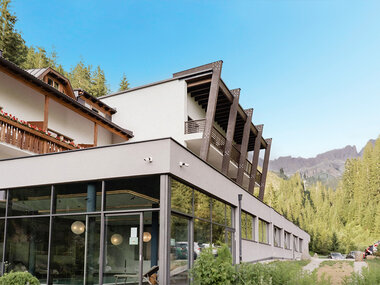 Sentieri in bici: 1 notte in hotel 4* con Spa e 1 tour in eBike in Trentino