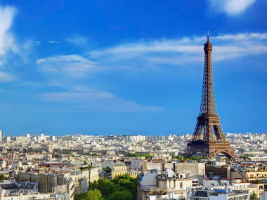 Accès au sommet de la tour Eiffel avec billet coupe-file et audio-guide pour 2 adultes et 2 enfants