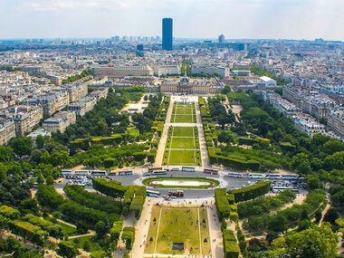 Accès au sommet de la tour Eiffel avec billet coupe-file et audio-guide pour 2 adultes et 1 enfant