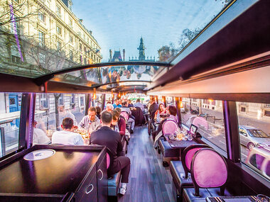 Repas insolite à 4 plats et visite de Paris en bus à impériale