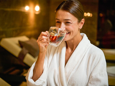 Entspannen und Tee trinken: Wellnessbehandlung und Teegenuss