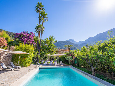 ¡Merecido descanso! 1 noche con desayuno y clase de yoga en Hotel Can Verdera 4*