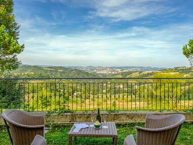 Insieme tra le colline di Urbino: 1 romantica notte con aperitivo di benvenuto, massaggio relax e cena