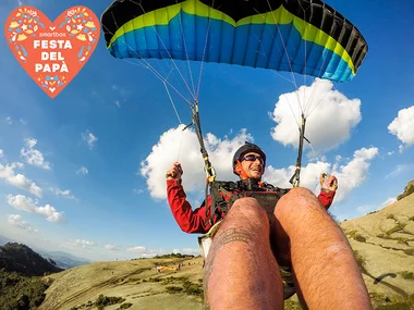 Una Festa del papà con la testa tra le nuvole: 1 volo in parapendio