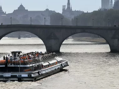 Découverte de Paris lors d’un déjeuner croisière sur la Seine pour 2 adultes