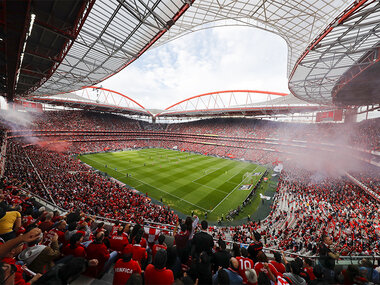 Sport Lisboa e Benfica: 1 visita al estadio y museo con bufanda para 1 o 2 adultos y 2 niños
