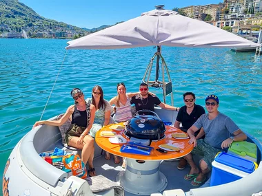 Barbecue pour 2 personnes sur le lac de Lugano sur un bateau-donut