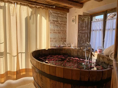 Relax divino: bagno di coppia nel vino con accesso Spa in un Wine Resort in Piemonte