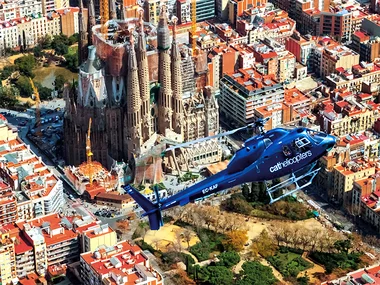 Vol en hélicoptère de 7 min au-dessus de Barcelone pour 2 personnes