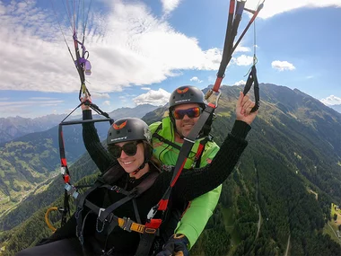 Gleitschirm-Tandemflug in den Sonnenuntergang im Montafon für 1 Person