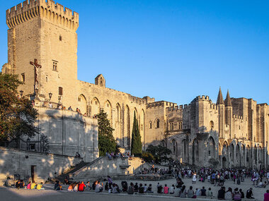 2 entrées adulte et 2 entrées enfant pour le Palais des Papes et les jardins à Avignon