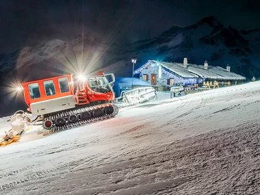 Esperienza gastronomica unica: cena al Rifugio Taconet con funicolare e giro sul Gatto delle Nevi