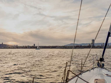 Atardecer en velero para 2 personas en Barcelona