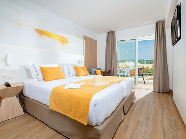 ¡Escapada a Lloret de Mar!: 1 noche con desayuno y front cooking en L’Azure Hotel 4*