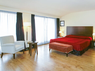 1 noche en Gran Hotel Ciudad de Barbastro 4* con visita y cata en bodega D.O. Somontano