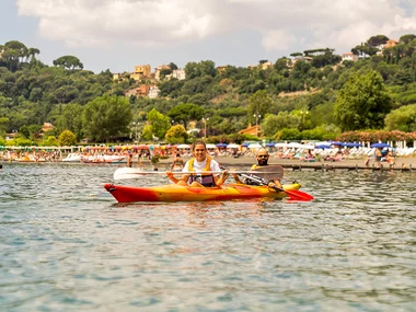 Tour in kayak nella storia romana e degustazione per 2 sul lago di Castel Gandolfo