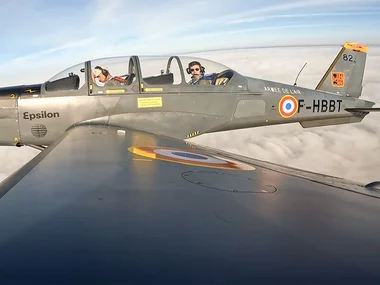 Vol en avion militaire emblématique avec voltiges de 25 min près de Paris