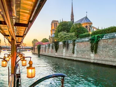 Soirée romantique : dîner gastronomique 3 plats avec cocktail et croisière de 2h sur la Seine