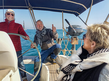 Ruta en velero al amanecer o atardecer por Barcelona
