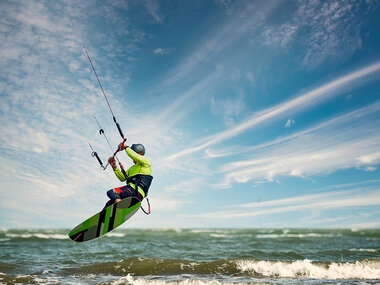 ¡Pasión por el kitesurf!: 1 curso para 2 personas en Cádiz