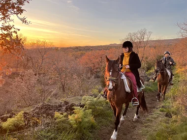 Passeggiata a cavallo di 2h alle pendici dell’Etna per 2 persone