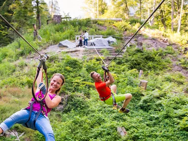 Activité de plein air à Interlaken : accès à 9 parcours d’accrobranche pour 2 adultes avec briefing