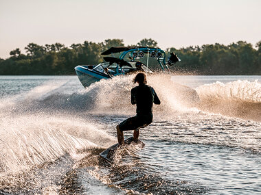 Galicia bajo el agua: 1 curso de surf de 4 horas y práctica de wakeboard de 1 hora para 2 personas