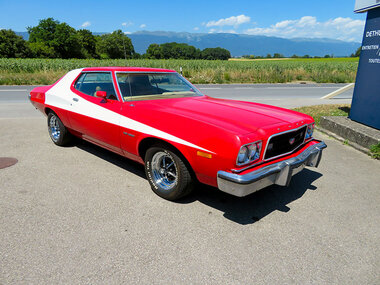 Reise in die 1970er Jahre bei einer Fahrt im Kultwagen von Starsky & Hutch