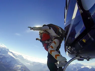 Volo in elicottero e lancio con paracadute sulle Alpi per 2