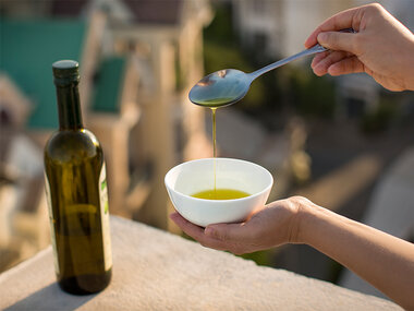 Degustazione di olio con guida Eataly in un autentico frantoio italiano