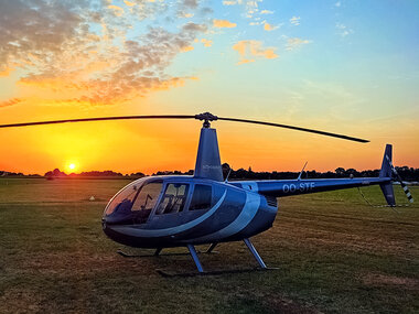 Helikoptervlucht (30 min) over Zuid-West-Vlaanderen voor 3 personen