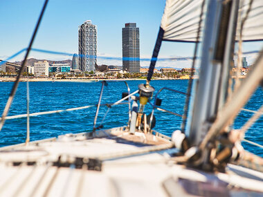 In catamarano a Barcellona: gita in barca con snack per 2