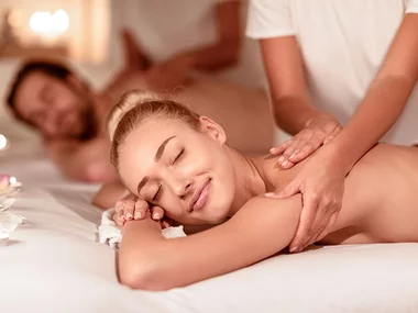 Wellness-Auszeit für 2: Massagen und Rosenblütenbad nahe Bielefeld