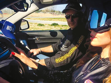 Adrenalinica esperienza di guida al buio e apericena bendati per 2