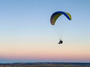 Vuelo en parapente de 15 min en el pueblo de Alarilla para 1 persona