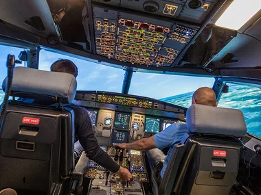 Flugträume erfüllen: 1 Session im Airbus A320 Simulator in Berlin