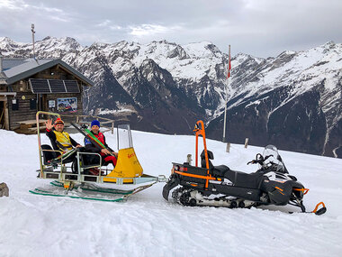 Excursion gourmande en altitude avec fondue et trajet en motoneige pour 6 à Aquila