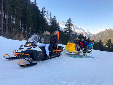 Gourmet-Ausflug in die Höhe mit Fondue und Fahrt mit dem Schneemobil für 4 in Aquila