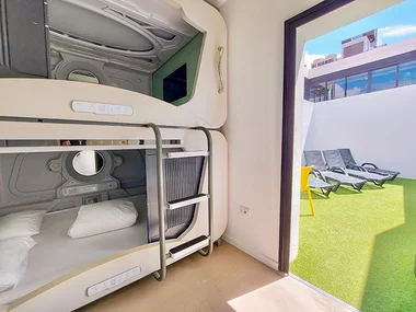 Atypicap Capsule Hostel: 2 noches en cápsula suite para 4