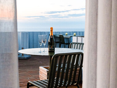 Solrigt ophold på Hotel Klippen i Gudhjem for 2