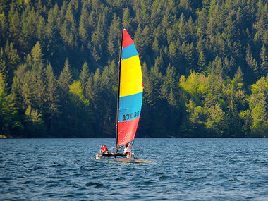 Spännande seglingslektion på en Hobie cat