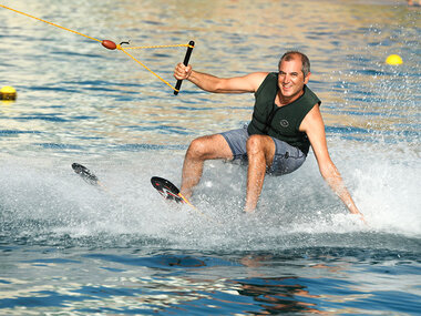 Diversión doble en Benidorm: curso de esquí y kneeboard (1 día) para 2 personas