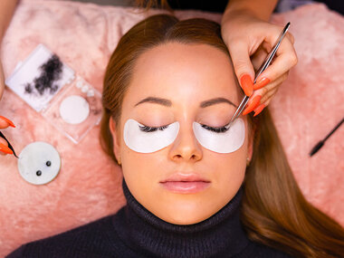 Färgning av fransar & bryn hos C-beauty room i Stockholm