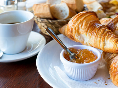 Petit-déjeuner complet à la maison ou au restaurant