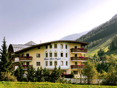 2 notti con romantica cena al 4* Alpin Royal Wellness Refugium & Resort Hotel in Alto Adige