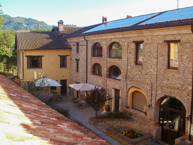 1 notte con degustazione di vino e cena gourmet in Bio Agriturismo ad Asti