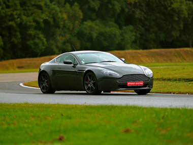 4 rondes als piloot in een Aston Martin Vantage in Mettet