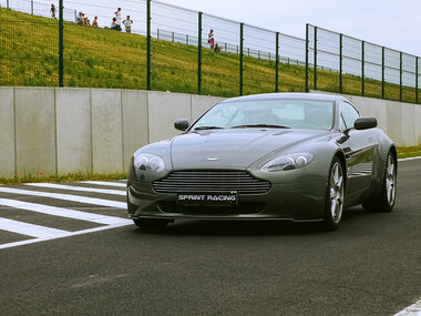 3 rondes als piloot in een Aston Martin Vantage in Mettet