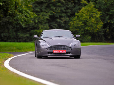 2 rondes als piloot in een Aston Martin Vantage in Mettet