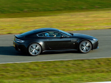 6 rondes als piloot in een Aston Martin Vantage in Mettet